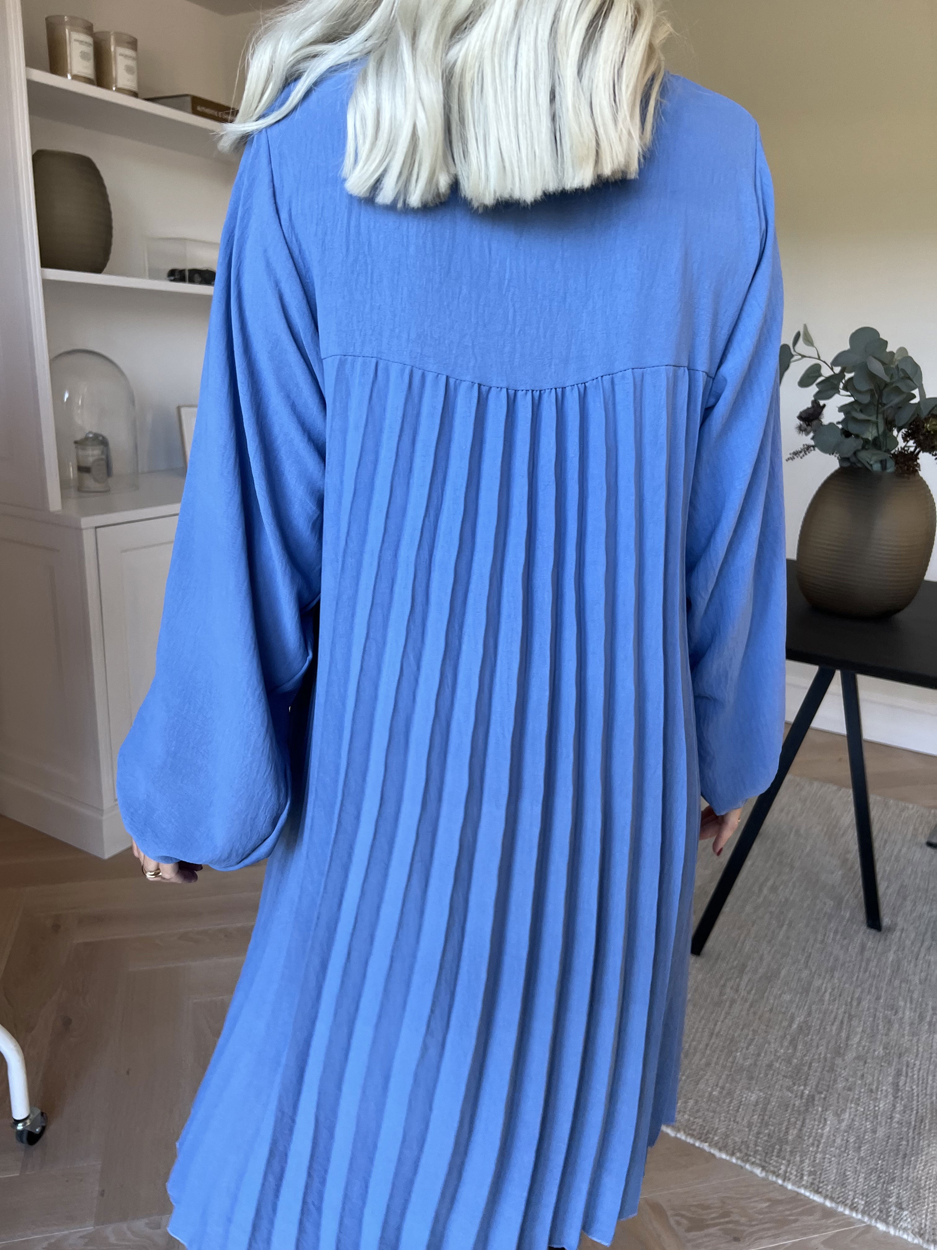 Nancy Short L/S - Kjole med plisseringer og lommer